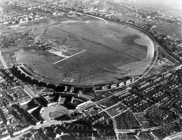 Berlin_Tempelhof_Airport_aerial_photo_c1948