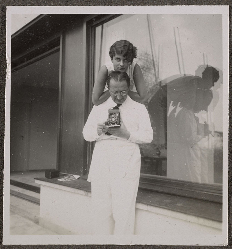 erich-mendelsohn-holding-camera-with-his-daughter-on-the-terrace-of-am-rupenhorn-ca-1932