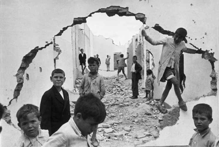 cartier-bresson-seville-spain-1944-wall-hole-children-playing