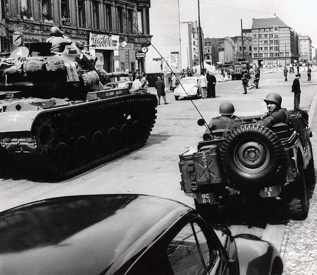 640px-EUCOM_Checkpoint_Charlie_Standoff_1961