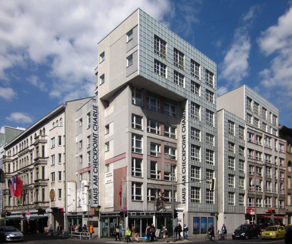 Berlin,_Kreuzberg,_Friedrichstrasse_43-44,_Haus_am_Checkpoint_Charlie