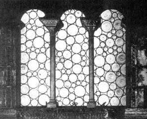 GAUDI_Antonio_Vidrieras_de_Luis_Plandiura_Pou_Barcelona_1922_Imagen_archivo_de_la_Catedra_gaud_de_Barcelona