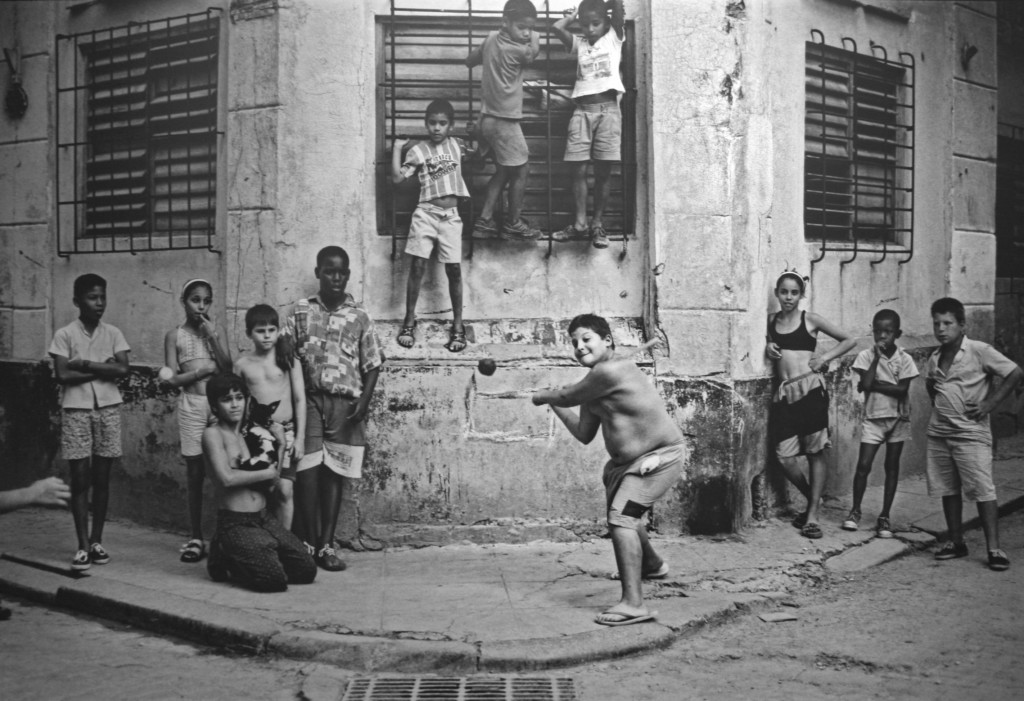 Boys_Playing_Stickball,_Havana,_Cuba,_1999