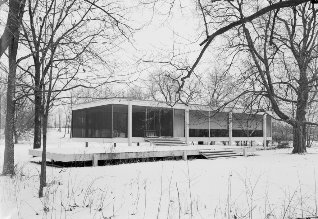 Mies_van_der_Rohe_photo_Farnsworth_House_Plano_USA_1