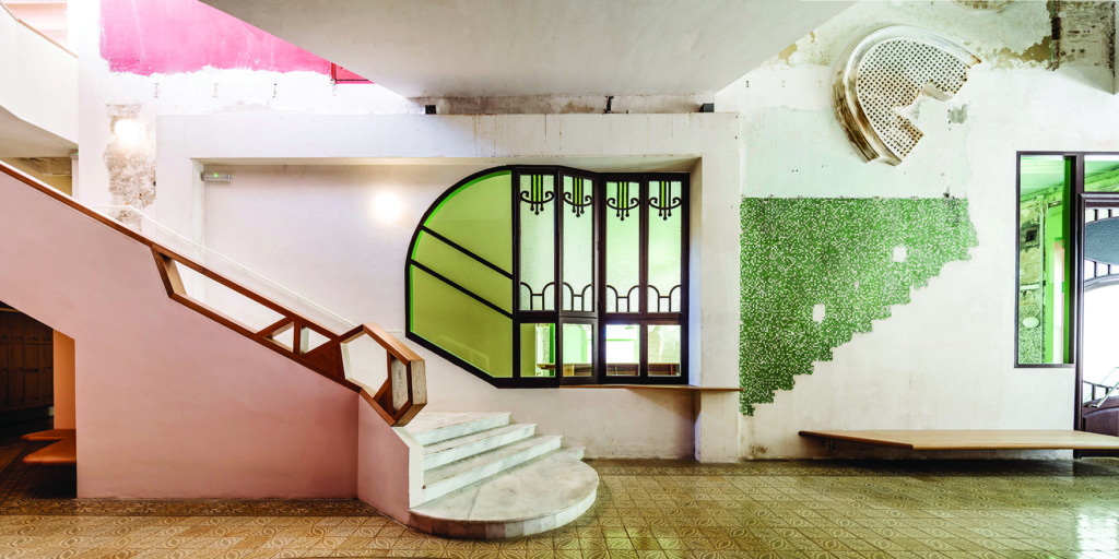 2. Old and new windows connecting the Bar with the Vestibule - copia