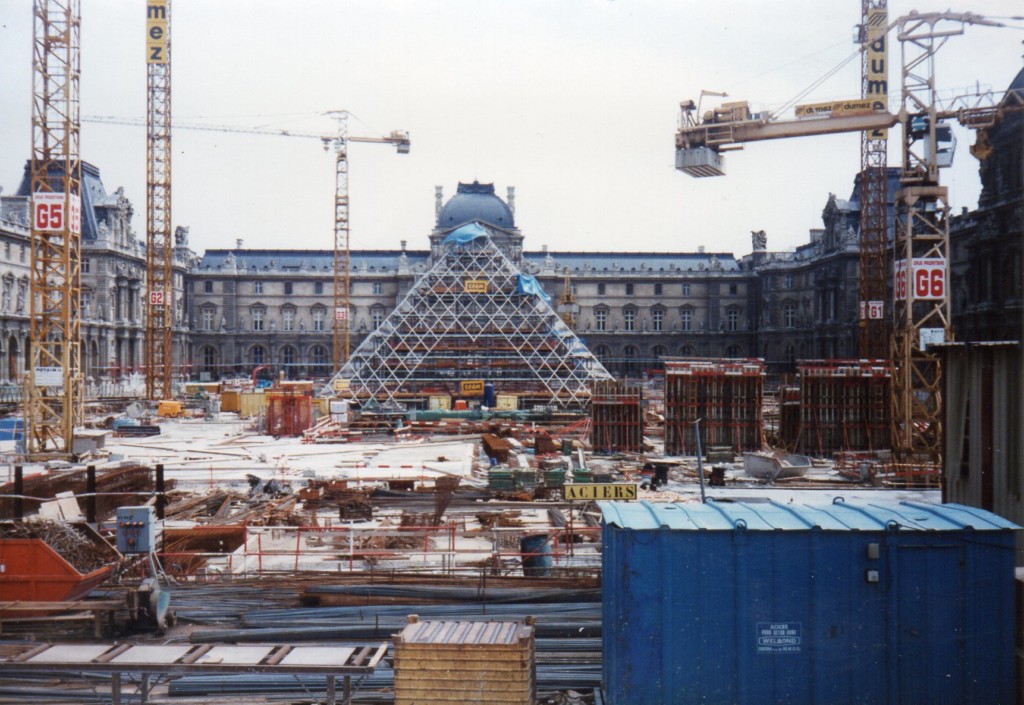 Louvre_Pyramid_construction_1987