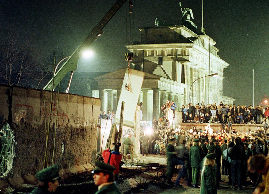 FILE PHOTO 20FEB90 - A big section of the Berlin Wall is lifted by a crane as East Germany has started to dismantle the wall near the Brandenburg Gate in East Berlin, February 20, 1990. The anniversary of the fall of the Berlin Wall occurs November 9, 1999. FAB/CLH/ - RTRRZM4