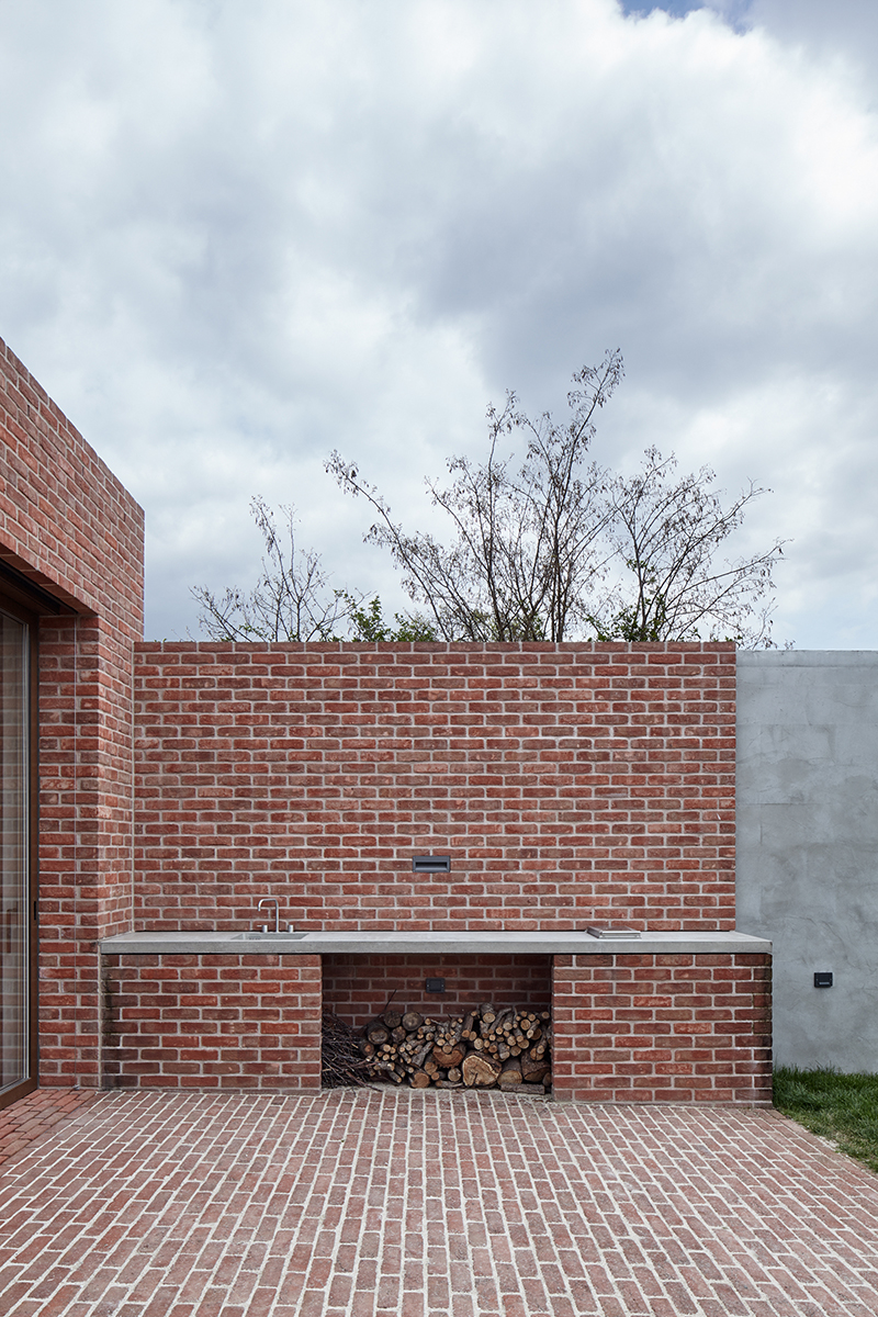 Una pequeña casa de ladrillo | Arquine