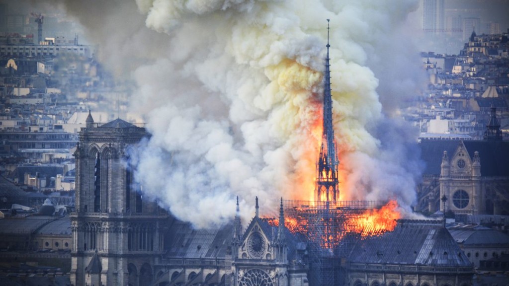 Notre Dame de París en llamas - Arquine