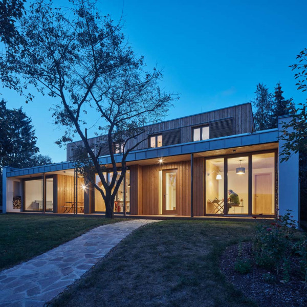 Nueva casa en el viejo jardín | Arquine